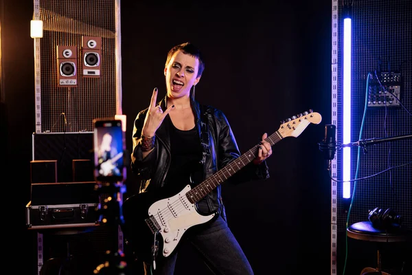 Glimlachende Muzikant Doet Rock Sign Terwijl Hij Speelt Elektrische Gitaar — Stockfoto