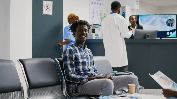 Manlig Patient Väntar Att Delta Samråd Med Läkare Sitter Sjukhusreceptionen — Stockfoto