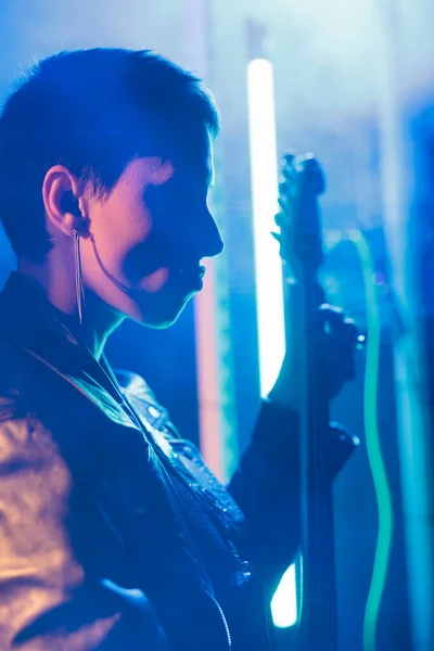 Portrét Kytaristky Hrající Elektrickou Kytaru Upravující Zvuk Před Rockovým Koncertem — Stock fotografie