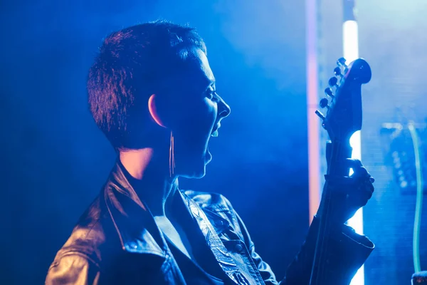 Músico Intérprete Sosteniendo Guitarra Eléctrica Tocando Canción Heavy Metal Estudio —  Fotos de Stock