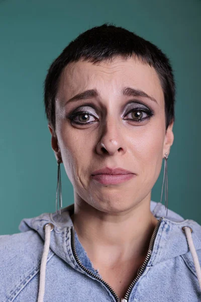 Aufgebrachte Traurige Frau Weint Nachdem Sie Während Der Studioaufnahmen Tragische — Stockfoto
