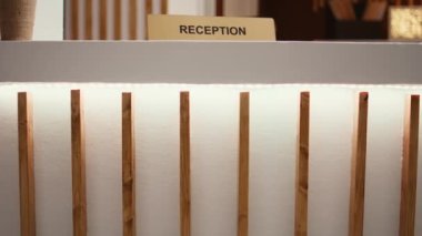 Resepsiyon tabelası, otel lobisi, modern temizlik resepsiyonu. Boş konukseverlik sektörü. Lüks dinlenme odasındaki resepsiyonda.