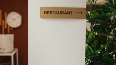 Konferans salonunun, spa merkezinin ve restoran konfor tabelalarının boş otel odasındaki çekimini kapat. Konforlu lüks otel lobisi turistleri bekliyor.