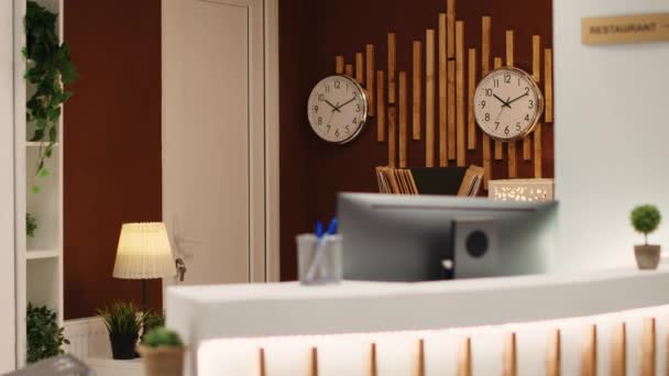Lüks Bir Dinlenme Odasının Masasında Boş Bir Çek Bitkiler Saatlerle — Stok video