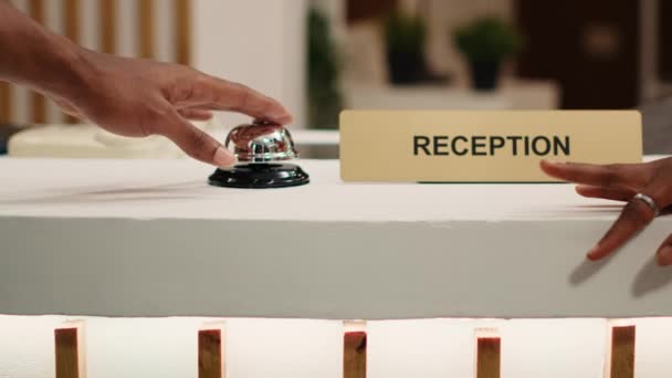 Närbild Afrikanska Amerikanska Gäster Ringer Service Bell Receptionen Redo Att — Stockvideo