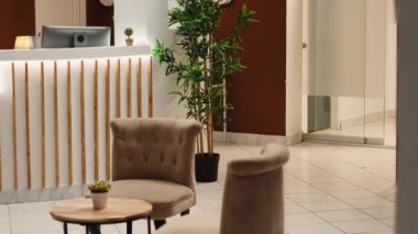 Boş bir otel odası lüks konferans odası, spa merkezi ve restoran konforlarıyla dolu. Sıcak, şık otel lobisi misafirleri bekliyor.