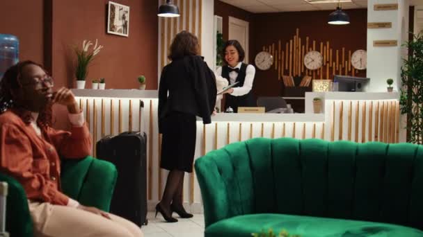 Współpracujący Personel Konsjerża Pomaga Turystom Procesie Rezerwacji Salonie Wypoczynkowym Bizneswoman — Wideo stockowe