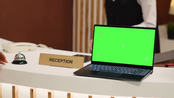 Время Регистрации Рейс Стойке Регистрации Рядом Зеленым Экраном Хромированного Ноутбука — стоковое видео
