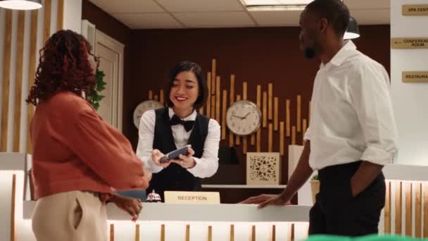 Turisté Využívající Debetní Kartu Zaplacení Při Check Inu Luxusním Hotelu — Stock video