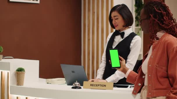 Turysta Gospodarstwa Chroma Key Zielony Ekran Makieta Smartfon Czeka Recepcji — Wideo stockowe