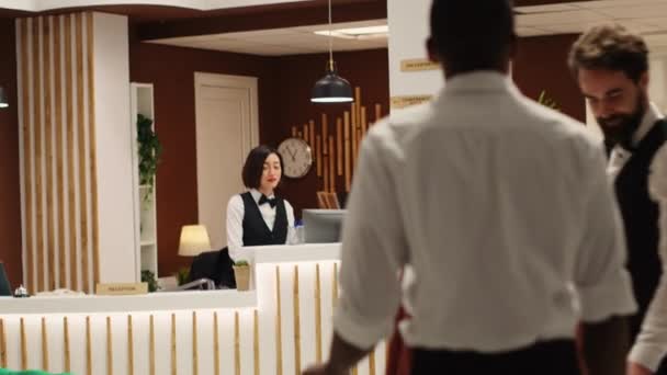 Freundlich Lächelnde Concierge Mitarbeiter Begrüßen Die Gäste Der Hotellobby Professionelle — Stockvideo