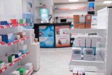 İçinde müşteriler için hazır ilaç paketleri ve ilaç ürünleriyle dolu raflarla donatılmış boş bir eczane. İlavelerle, sağlık hizmetleriyle ve konseptle dolu bir eczane.