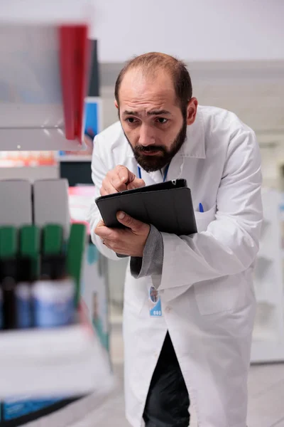 Работник Аптеки Проводит Инвентаризацию Лекарств Проверяя Пакеты Таблеток Набирая Штрих — стоковое фото