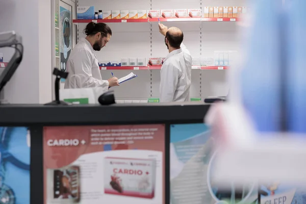 Empleado Farmacia Mirando Paquetes Medicamentos Mientras Trabaja Inventario Pastillas Farmacia —  Fotos de Stock