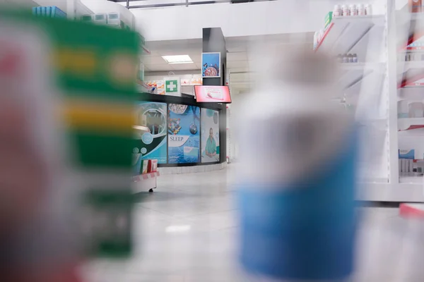 精挑细选的药柜台面塞满了药品和电脑 卫生空间等着顾客来买药丸 药店的货架上摆满了药包 — 图库照片