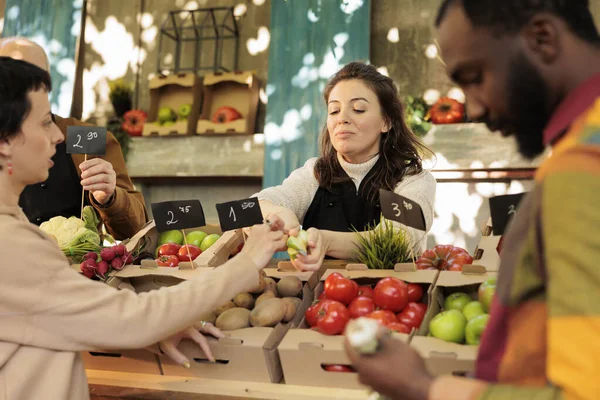 不同的家庭夫妇在农民市场上购买新鲜的有机水果和蔬菜之前先品尝绿色的苹果品种 农产品摊主提供免费样品 生物天然产品 — 图库照片