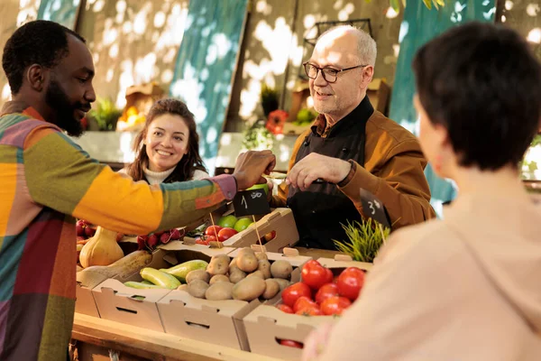 Farmers Market Vendor Offering Clients Piece Cut Fruits While Shopping — Stock Photo, Image