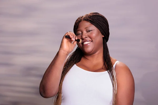 Mujer Afroamericana Usando Maquillaje Como Retrato Micrófono Sonriendo Joven Modelo —  Fotos de Stock