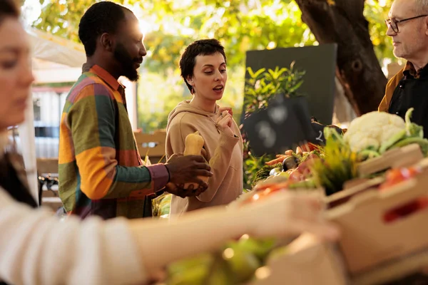 Young Happy Couple Looking Farmers Market Eco Produce Buying Organic — Stock Photo, Image