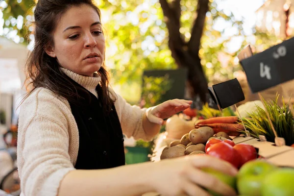 Satıcı Çiftçi Pazarında Taze Organik Ürünler Düzenliyor Önlüklü Kadın Satıcı — Stok fotoğraf