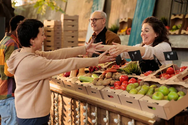Glücklicher Lokaler Verkäufer Begrüßt Stammkunden Lebensmittelmarkt Stand Mit Frischen Bioprodukten — Stockfoto