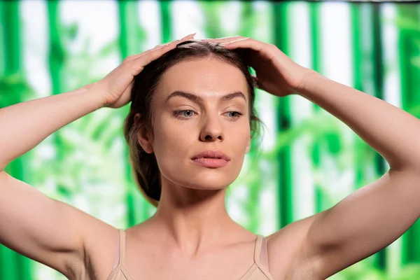 Vonzó Megérinti Fejét Organikus Kozmetikumokat Használ Hajhagymákon Gyönyörű Fiatal Modell — Stock Fotó