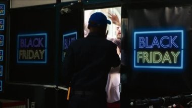 Çılgın müşteriler, Kara Cuma 'da güvenlik görevlisiyle kavga ederek dükkânın kapısını zorla açarlar. Saldırgan müşteri grubu giyim mağazasına giriyor, indirimli kıyafet bulmak için acele ediyorlar..