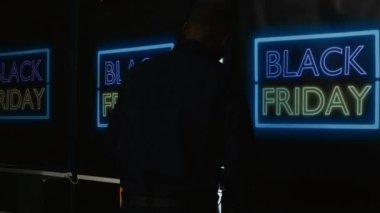 Kara Cuma satışları sırasında deli müşteriler mağazaya giriyor, güvenlik görevlilerini itiyor ve çıkış yoluna girmeye zorluyor. Alışveriş merkezinin dışındaki çılgın saldırgan müşteriler. Üçayak atışı.