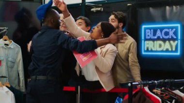 Kara Cuma alışveriş kaosu. Saldırgan, deli müşteriler güvenlik görevlisiyle kavga ediyor. Kapıda satış kuyruğunda beklemekten yoruluyorlar. Takıntılı müşteriler için kelepir. Üçayak atışı.