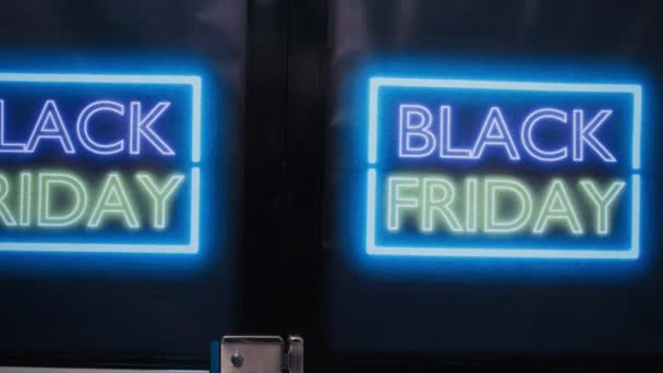 服装店营销广告在黑色星期五季节性销售期间 内部的时装店装饰有霓虹灯标志的入口 一年一度的假日大型购物活动 — 图库视频影像