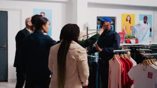 Çeşitli Müşteriler Terfi Özel Teklifler Için Sırada Bekliyor Giyim Mağazasının — Stok video