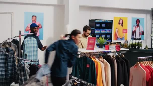 Niecierpliwi Klienci Chwytają Zdyskontowane Ubrania Spiesząc Się Duże Promocje Sprzedaży — Wideo stockowe