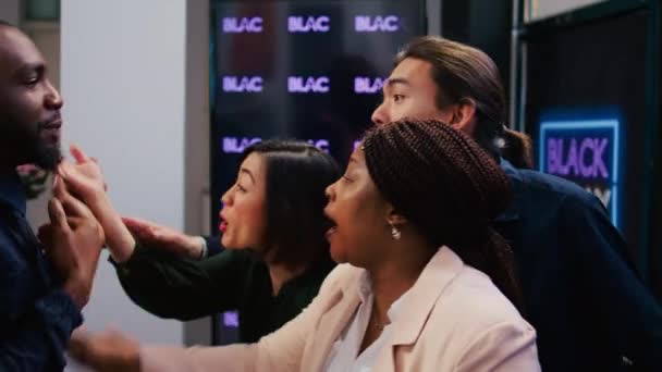 Őrült Változatos Emberek Bolt Bejáratánál Megőrülnek Fekete Pénteki Üzletekért Előléptetésekért — Stock videók