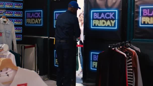 人们厌倦了等待黑色星期五 各种各样的购物者与保安代理争相开门 顾客们准备进入商场的服装店 寻找便宜货 — 图库视频影像
