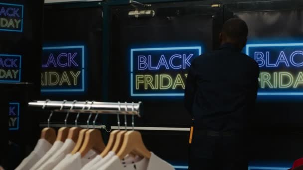 お客様は安い服を購入するために早い時間を利用して 黒い金曜日にショッピングアクセスを要求します ドアを押してセキュリティエージェントと戦う人々の不安クレイジーなグループ 手持ち撮影 — ストック動画
