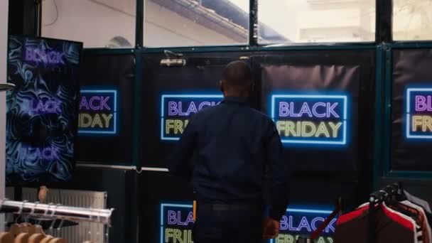 Security Guard Asking Crowd Remain Calm Black Friday Sales Event — Stock Video
