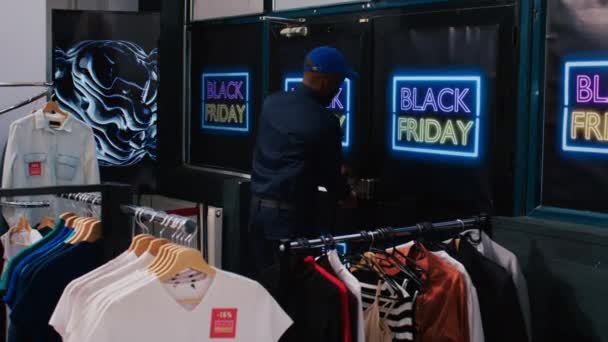 多様な買い物客は警備員と議論し デパートの外で黒い金曜日のお得な情報を待っています ショッピングセンターの入り口の前でせっかちなクレイジー不安クライアント — ストック動画