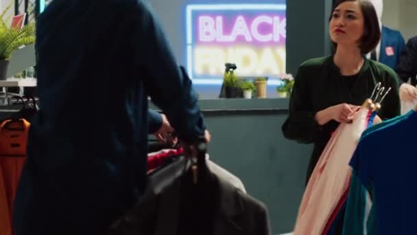 Божевільний Чоловік Купує Чорну Ятницю Приносячи Величезний Шматок Одягу Касі — стокове відео