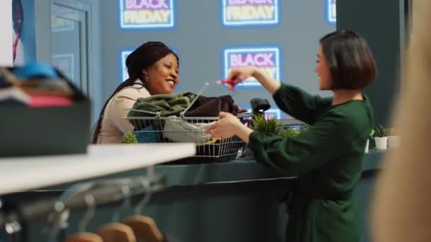 Izgalmas Vásárló Pénztárnál Ruhadarabokat Vásárol Fekete Péntek Promóciós Esemény Alatt — Stock videók