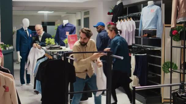 Чорна Ятниця Продаж Божевілля Магазині Одягу Люди Спорожнюють Вішалки Полиці — стокове відео