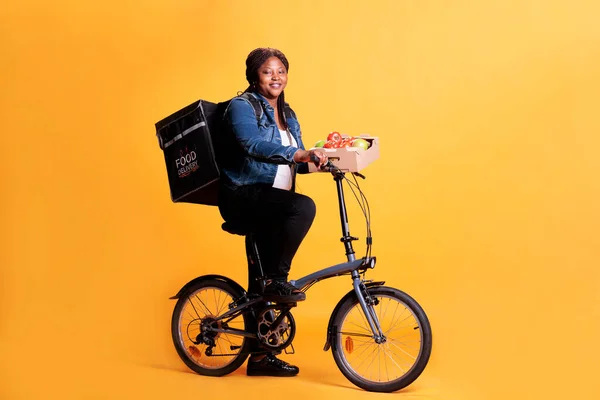 Taşımacılık Olarak Bisikleti Kullanan Müşterilere Sağlıklı Yemek Götürmeye Hazır Taze — Stok fotoğraf
