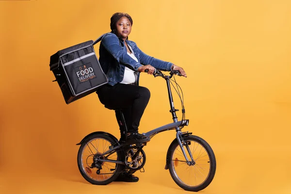 Yemek Dağıtım Elemanı Bisiklete Binerken Yemek Saatinde Müşteriye Sipariş Vermeye — Stok fotoğraf