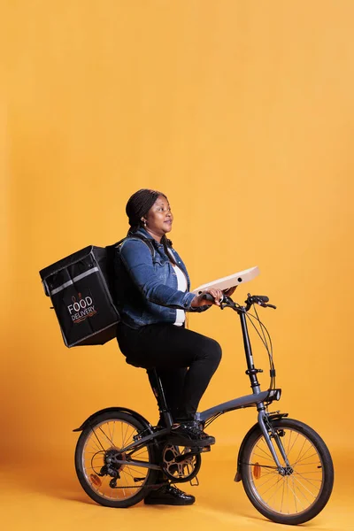 Corpo Inteiro Correio Pizzaria Segurando Papelão Pizza Enquanto Andar Bicicleta — Fotografia de Stock