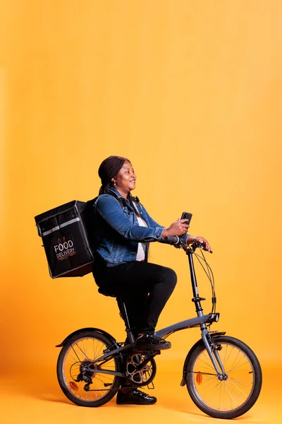 Pizzeria Courier Andar Bicicleta Enquanto Entrega Refeição Comida Takeaway Para — Fotografia de Stock