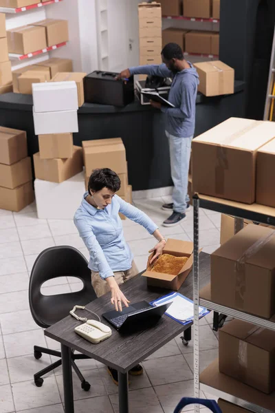Depo Müdürü Kadının Müşteri Kıyafetlerini Karton Kutuda Paketlerken Dizüstü Bilgisayardan — Stok fotoğraf