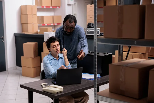 Warehouse Employees Analyzing Transportation Logistics Laptop Computer While Discussing Metallic — Stock Photo, Image