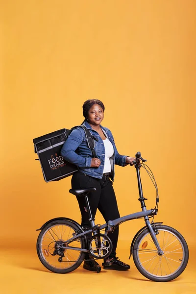 Correio Restaurante Afro Americano Lado Bicicleta Segurando Mochila Térmica Enquanto — Fotografia de Stock