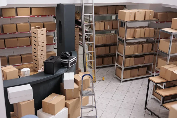 Empty Huge Distribution Warehouse Equipped High Shelves Fill Cardboard Boxes — Stock Photo, Image