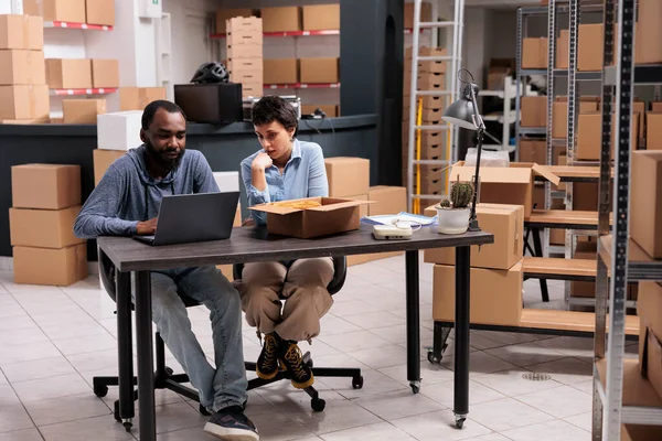 Работники Сидящие Столом Складе Проверяют Логистику Доставки Ноутбуке Прежде Начать — стоковое фото