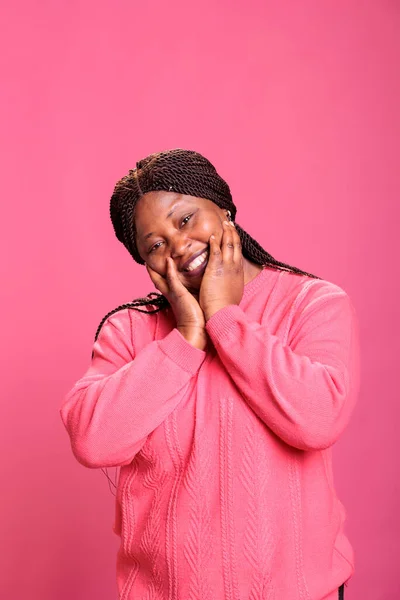 Africká Američanka Pózuje Přehnaně Radostnými Výrazy Obličeje Kameře Studiu Cítí — Stock fotografie